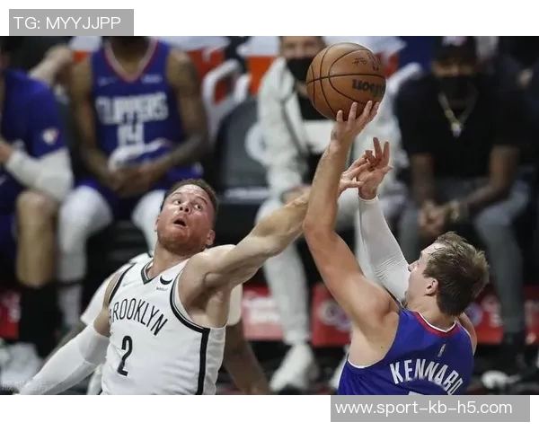 克拉克斯顿半场表现惊艳6投5中贡献12分2篮板2助攻1抢断2盖帽助球队领先